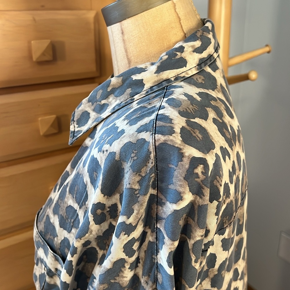 EUC r//c size small leopard print button down top - Picture 8 of 11